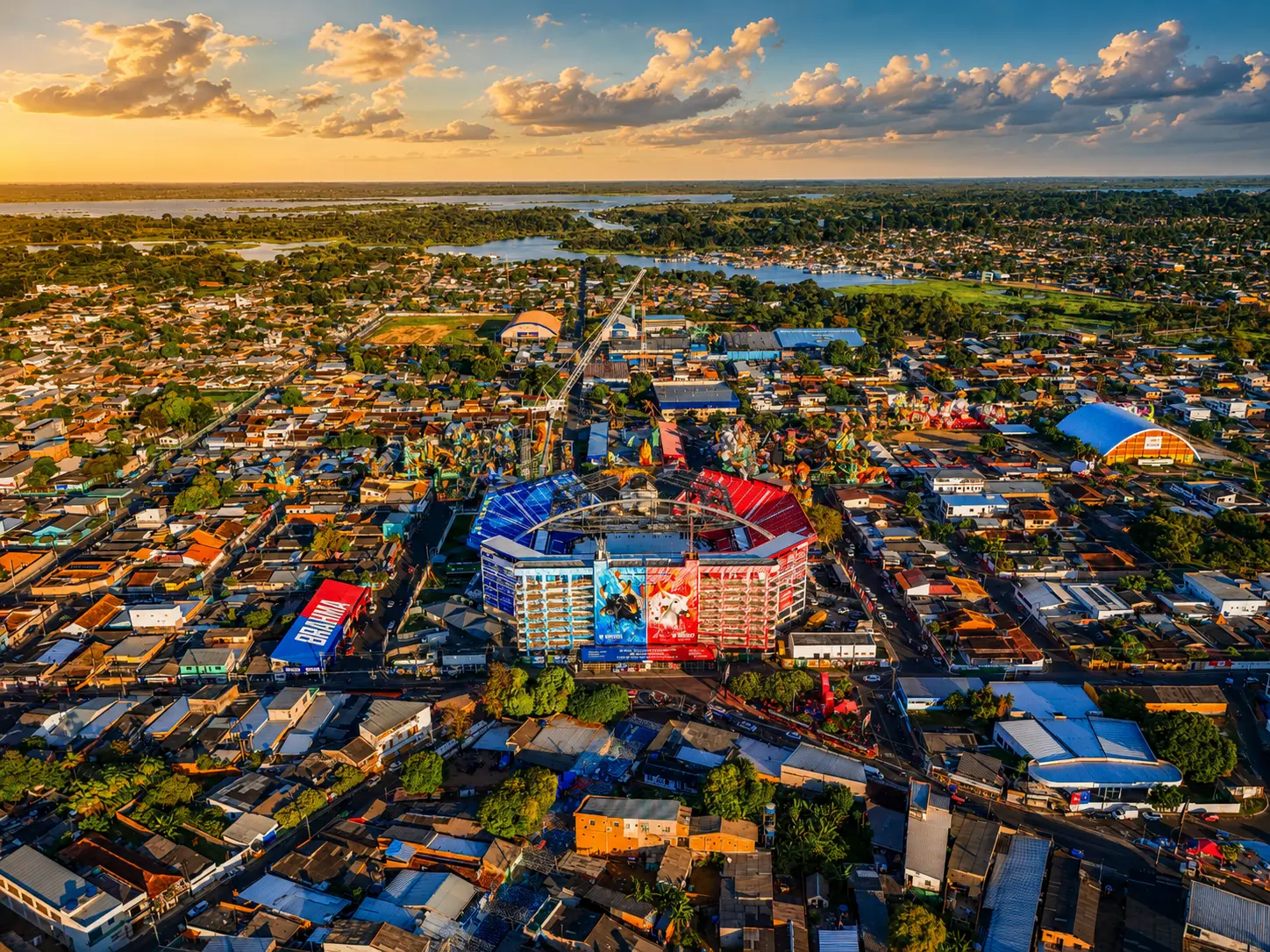 Vista aérea de Parintins com o rio Amazonas ao entardecer