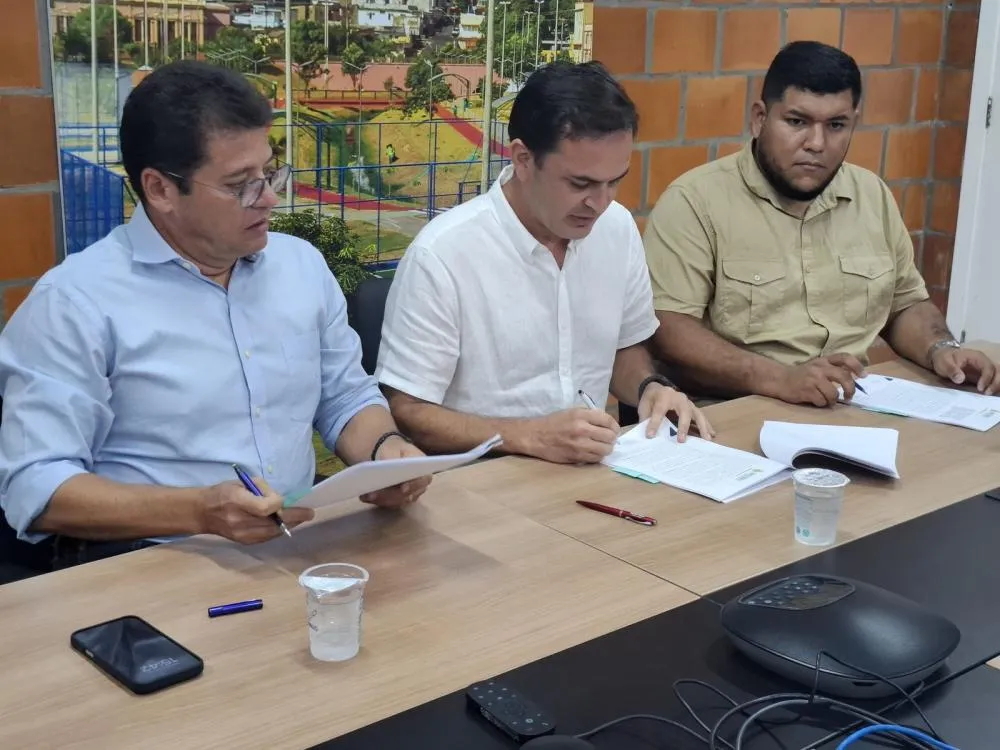 Imagem da notícia: Avanços das obras do Prosai são fortalecidas com celebração de cooperação técnica entre Prefeitura de Parintins, SAAE e UGPE.
