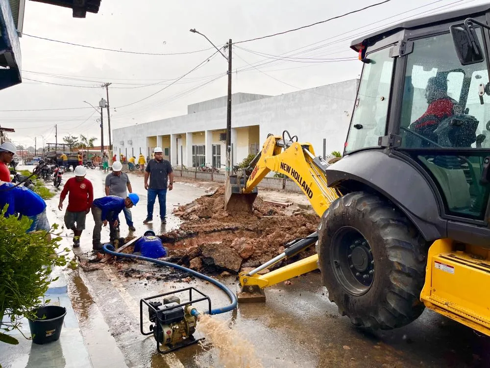 Imagem da notícia: Durante revitalização da Estação Cidadania, SAAE Parintins regulariza ligações para fortalecer a distribuição de água.