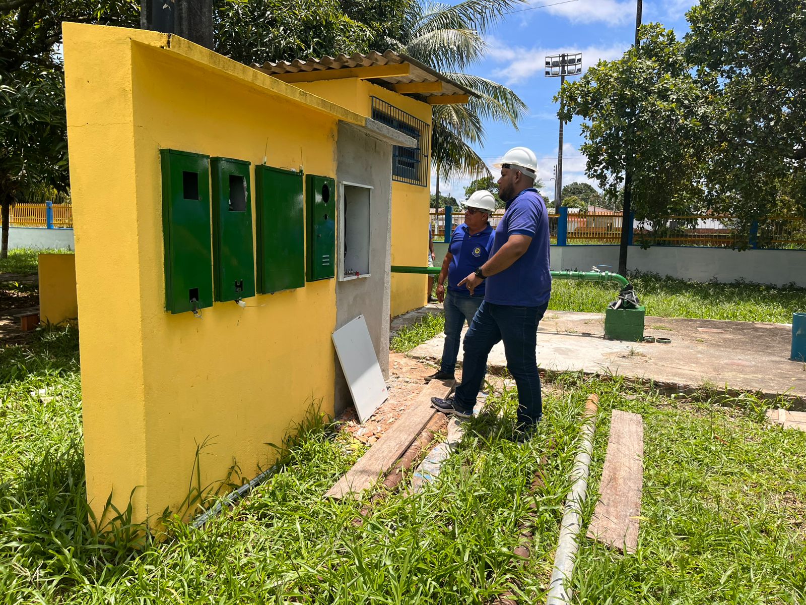 Imagem da notícia: Avançam investimentos para a segurança elétrica nas distribuição de água na zona rural de Parintins.